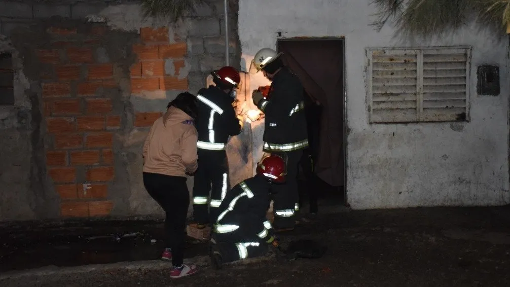  Bomberos sofocaron un incendio en una vivienda en Av. Centenario 